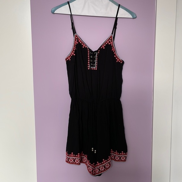 New Look black romper with embroidered details - Picture 1 of 3